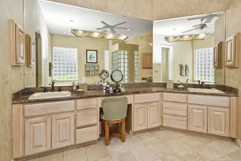 Bath - 5181 S Stonehaven Dr, Springfield, MO 65809 photo 2 of 10