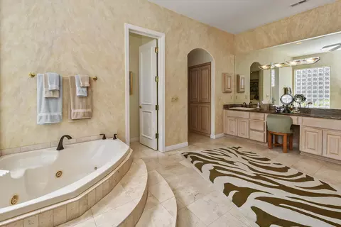 Bath - 5181 S Stonehaven Dr, Springfield, MO 65809 photo 3 of 10