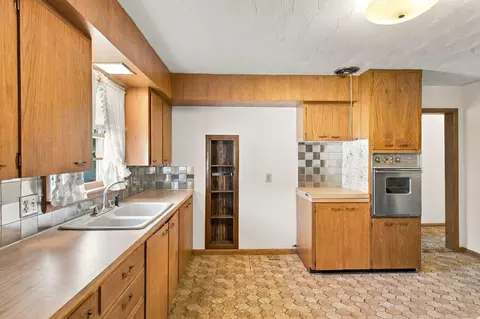 Kitchen - 924-26 S Link Ave, Springfield, MO 65802 photo 3 of 4