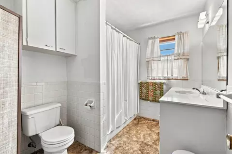 Bath - 924-26 S Link Ave, Springfield, MO 65802 photo 1 of 4
