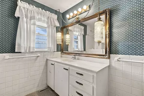 Bath - 924-26 S Link Ave, Springfield, MO 65802 photo 3 of 4