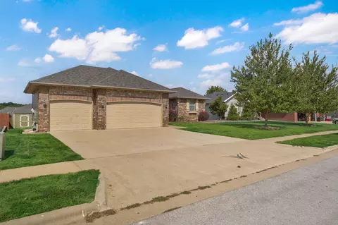 Exterior - 1140 S Erika Ave, Springfield, MO 65802 photo 2 of 14