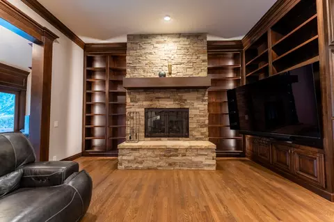 Living - 3596 E Montrose Ct, Springfield, MO 65809 photo 3 of 8