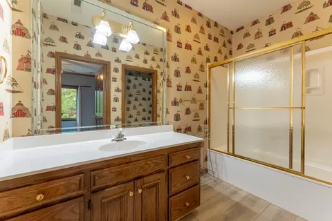 Bath - 3596 E Montrose Ct, Springfield, MO 65809 photo 10 of 12