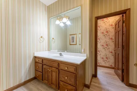 Bath - 3596 E Montrose Ct, Springfield, MO 65809 photo 8 of 12