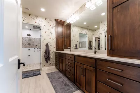 Bath - 3596 E Montrose Ct, Springfield, MO 65809 photo 1 of 12