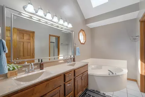 Bath - 4668 S Warren Rd, Springfield, MO 65810 photo 2 of 5