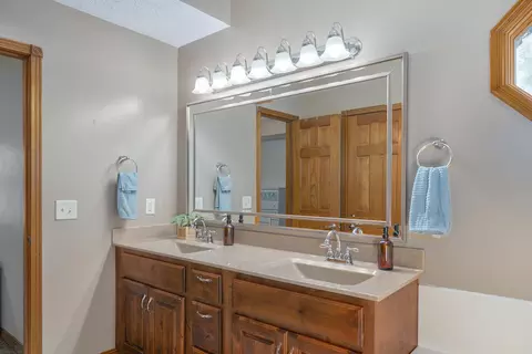Bath - 4668 S Warren Rd, Springfield, MO 65810 photo 3 of 5