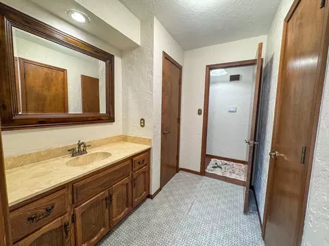 Bath - 8420 Interlochen Dr, Nixa, MO 65714 photo 5 of 10