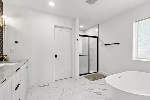Bath - 3141 E Iroquois St, Springfield, MO 65804 photo 4 of 5