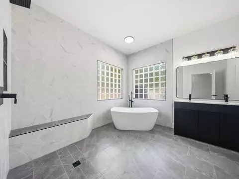 Bath - 2511 N Skyview Lane Ln, Ozark, MO 65721 photo 1 of 3