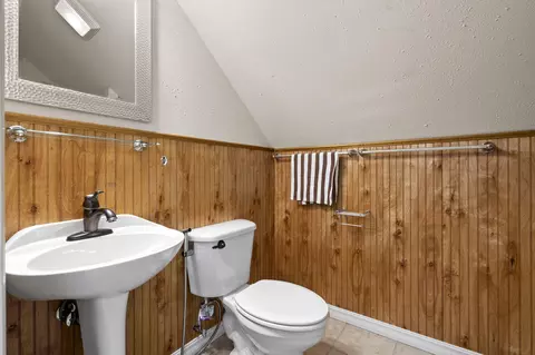 Bath - 660 Ellison St, Branson, MO 65616 photo 2 of 3