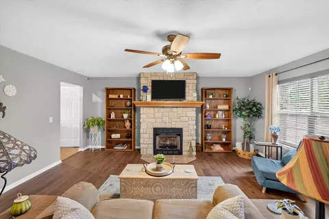 Living - 3291 N Eakins Ave, Springfield, MO 65803 photo 2 of 4