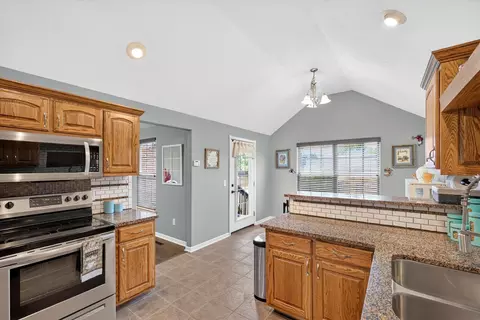 Kitchen - 3291 N Eakins Ave, Springfield, MO 65803 photo 4 of 5