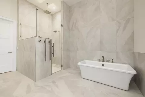 Bath - 3820 Eaglescliffe Dr, Springfield, MO 65809 photo 3 of 13