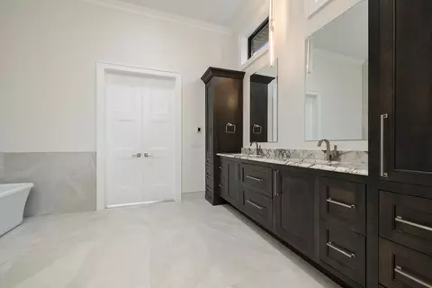 Bath - 3820 Eaglescliffe Dr, Springfield, MO 65809 photo 7 of 13
