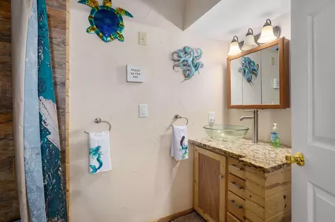 Bath - 2223 N Roosevelt Ave, Springfield, MO 65803 photo 2 of 3