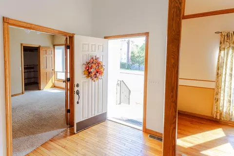 Entry Way - 4883 S Buckingham Ln, Springfield, MO 65810 photo 3 of 7