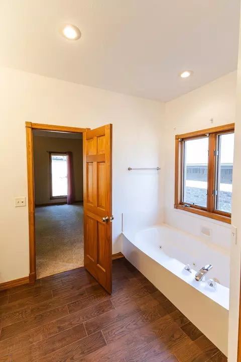 Bath - 4883 S Buckingham Ln, Springfield, MO 65810 photo 3 of 8