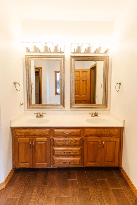 Bath - 4883 S Buckingham Ln, Springfield, MO 65810 photo 4 of 8