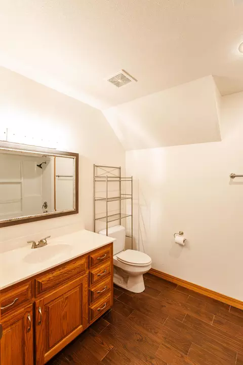 Bath - 4883 S Buckingham Ln, Springfield, MO 65810 photo 6 of 8
