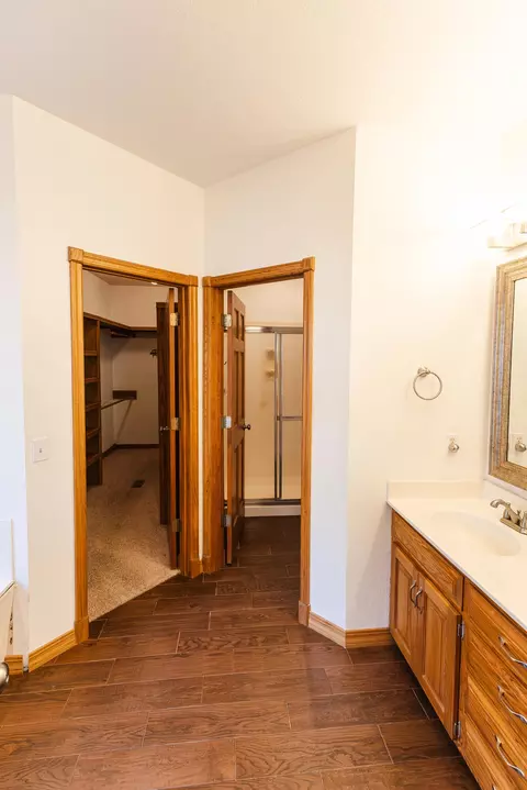 Bath - 4883 S Buckingham Ln, Springfield, MO 65810 photo 2 of 8
