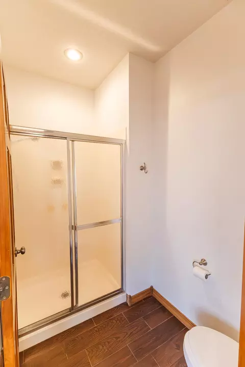 Bath - 4883 S Buckingham Ln, Springfield, MO 65810 photo 5 of 8