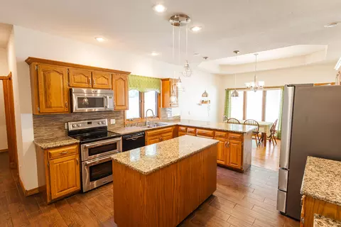 Kitchen - 4883 S Buckingham Ln, Springfield, MO 65810 photo 4 of 6