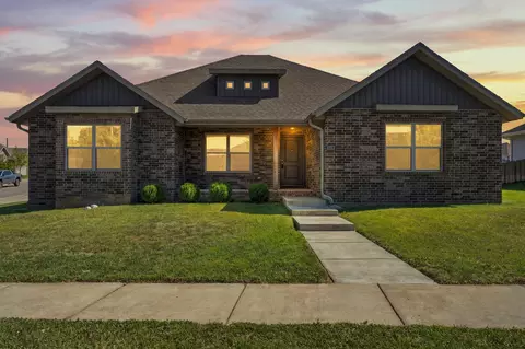 1353 N Sandy Creek Cir, Nixa, MO 65714