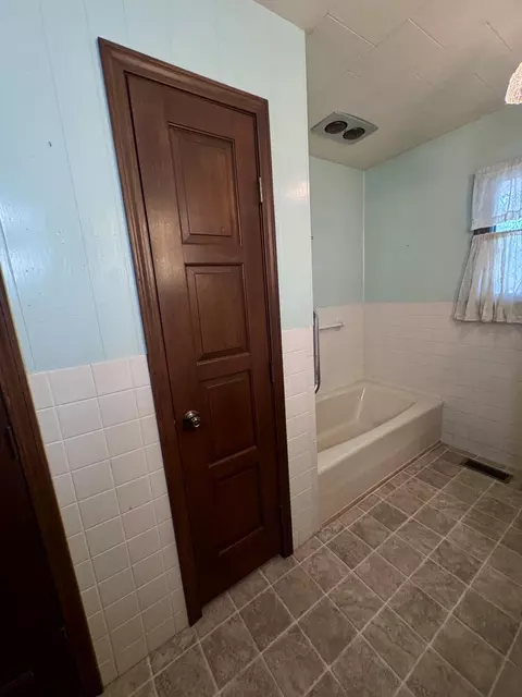 Bath - 1208 Cooper Ave, Ava, MO 65608 photo 7 of 10
