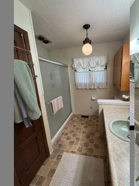 Bath - 1208 Cooper Ave, Ava, MO 65608 photo 2 of 10