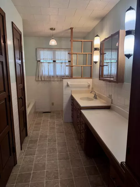Bath - 1208 Cooper Ave, Ava, MO 65608 photo 3 of 10