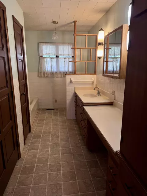 Bath - 1208 Cooper Ave, Ava, MO 65608 photo 4 of 10