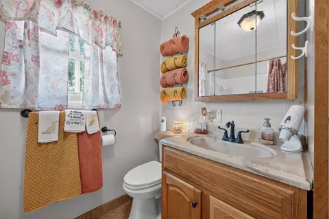 Bath - 1080 Apache Rd, Sparta, MO 65753 photo 1 of 5