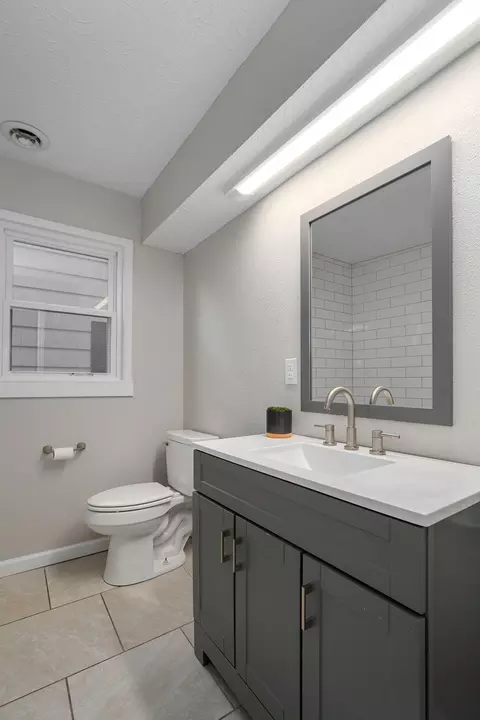 Bath - 2911 W Latoka St, Springfield, MO 65807 photo 2 of 3