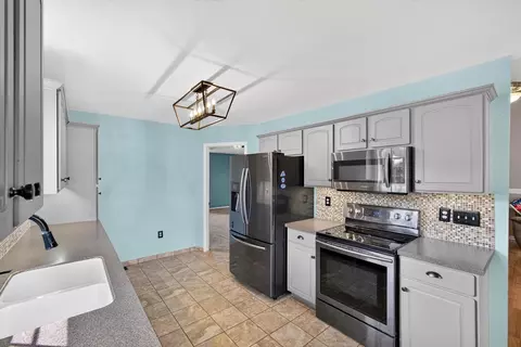 Kitchen - 660 Big Bear Ct, Marshfield, MO 65706 photo 3 of 4