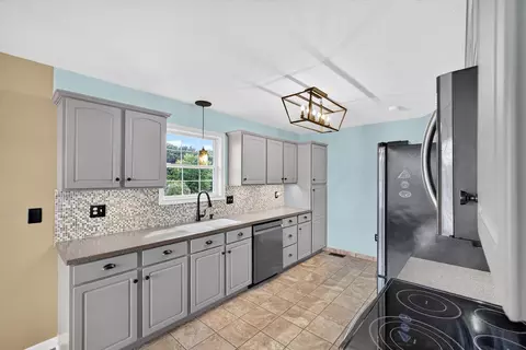 Kitchen - 660 Big Bear Ct, Marshfield, MO 65706 photo 2 of 4