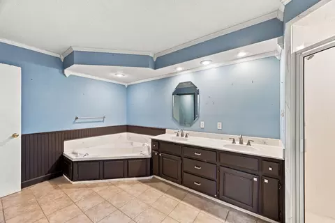 Bath - 301 Hillcrest Dr, Noel, MO 64854 photo 1 of 3