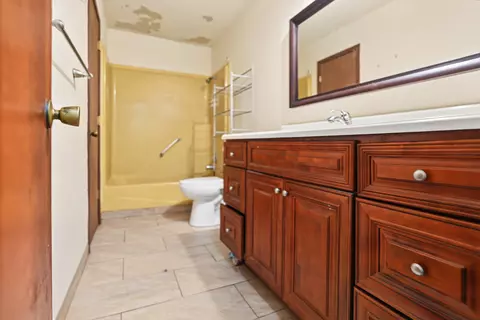 Bath - 2970 W Roxbury Street Apt A B St #A & B, Springfield, MO 65807 photo 4 of 7