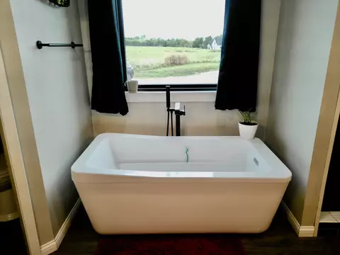 Bath - 6139 Highway Dd, Seneca, MO 64865 photo 3 of 6