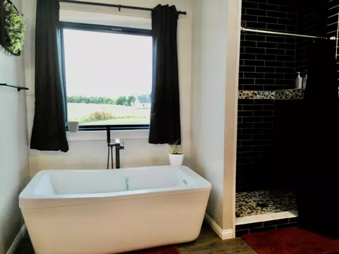 Bath - 6139 Highway Dd, Seneca, MO 64865 photo 2 of 6