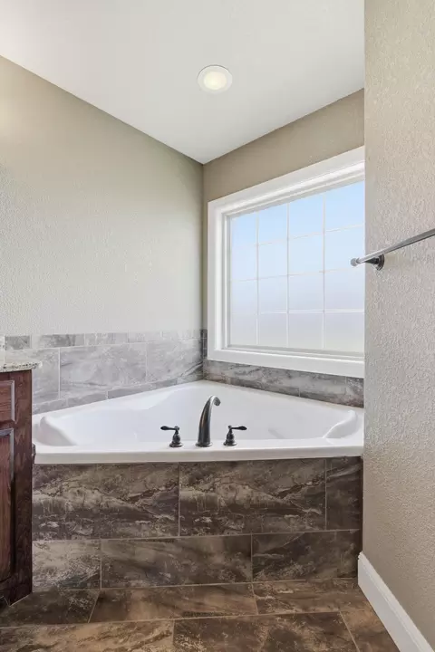 Bath - 1821 Texas Ave, Joplin, MO 64804 photo 3 of 5