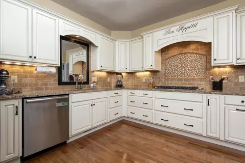 Kitchen - 3060 W Ellison Dr, Springfield, MO 65810 photo 4 of 5