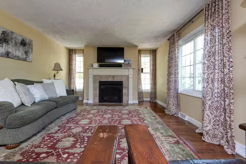 Living - 3060 W Ellison Dr, Springfield, MO 65810 photo 2 of 4