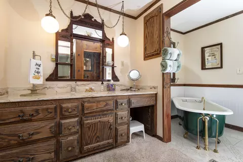 Bath - 3060 W Ellison Dr, Springfield, MO 65810 photo 3 of 5