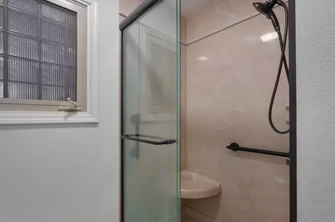 Bath - 4571 S Park Ave, Springfield, MO 65810 photo 3 of 4