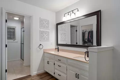 Bath - 4571 S Park Ave, Springfield, MO 65810 photo 2 of 4