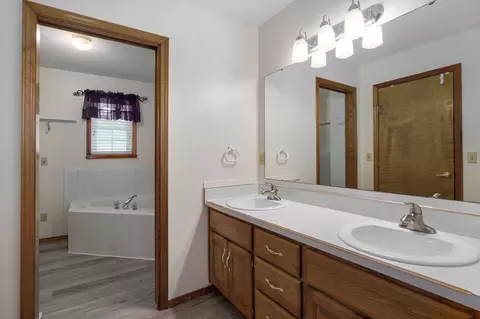 Bath - 4370 S York Ave, Springfield, MO 65810 photo 1 of 4
