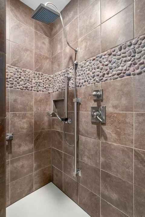 Bath - 3436 S Horseshoe Ave, Springfield, MO 65804 photo 6 of 8