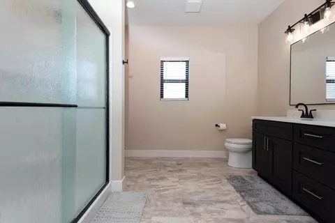 Bath - 1367 S Casa Grande Ave, Springfield, MO 65802 photo 2 of 5